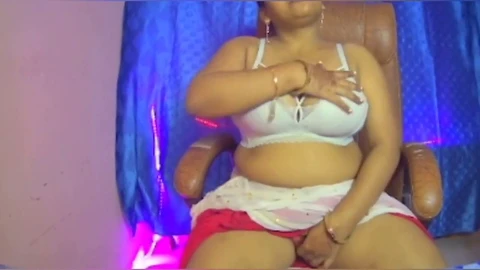 Une fille Desi joue avec ses gros seins naturels, exhibe sa sensualité, puis met un soutien-gorge