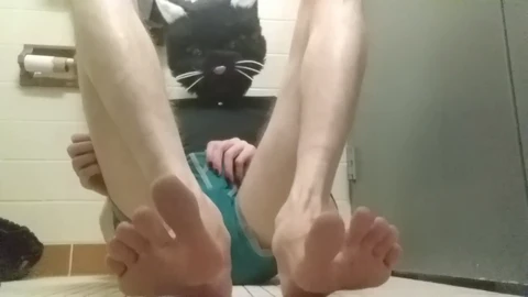 Le garçon chat punk montre son jeu de pieds et se masturbe (focus sur le fétichisme des pieds/masturbation)