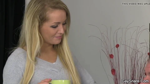 Première fois à faire une fellation et à jouer avec le gland d'un pénis