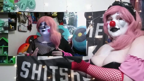 Down2Clown presenta un'interpretazione divertente delle relazioni aperte e poliamorose dalla loro ragazza clown goth con una grande scollatura.