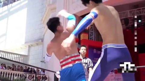 Fantastique lutteur asiatique dominé sur le ring